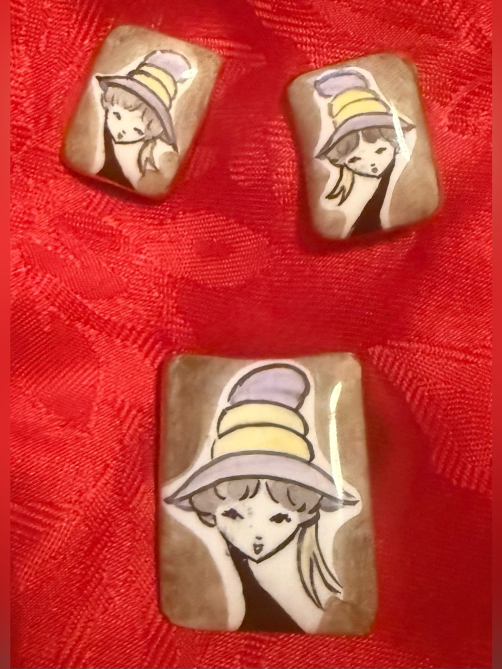 Rare earing & brooch ceramic set
Hand painted